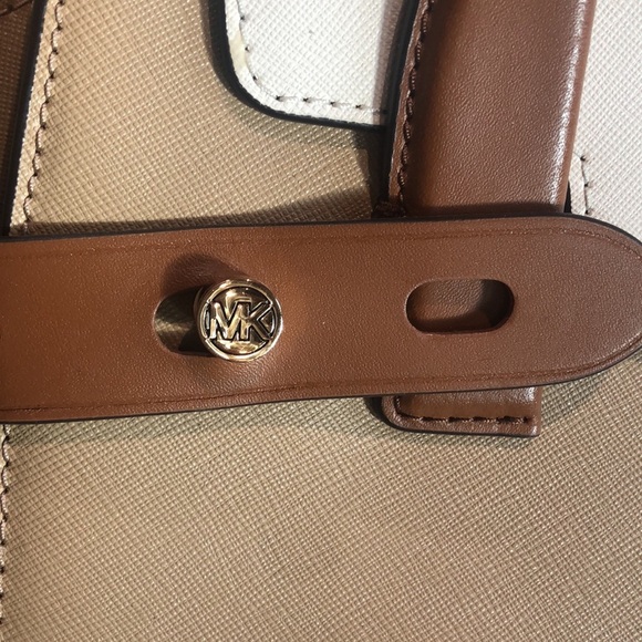 NWT Michael Kors Carmen small flap satchel camel color leather and cream - Picture 2 of 12